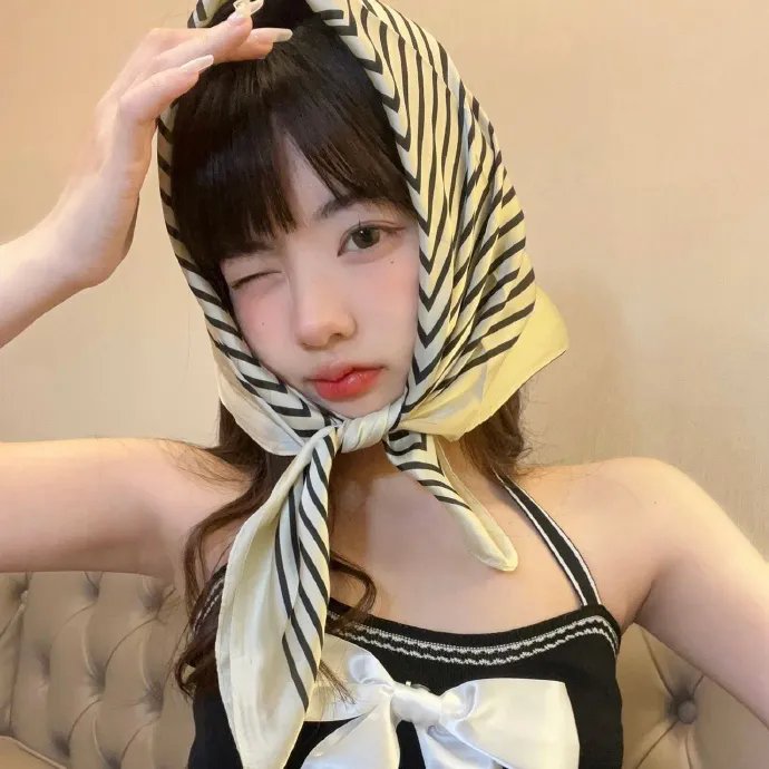 穿黄睡衣的女孩